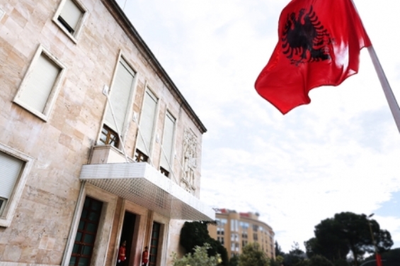 Pergjysmohen pagat e Keshillit te Ministrave: Vendimi prek edhe nepunes te administrates